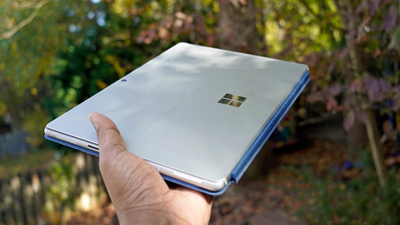 Surface Pro 9 5G cũng rất mỏng và nhẹ, giúp cầm nắm thoải mái Surface Pro 9 5G cũng rất mỏng và nhẹ, giúp cầm nắm thoải mái