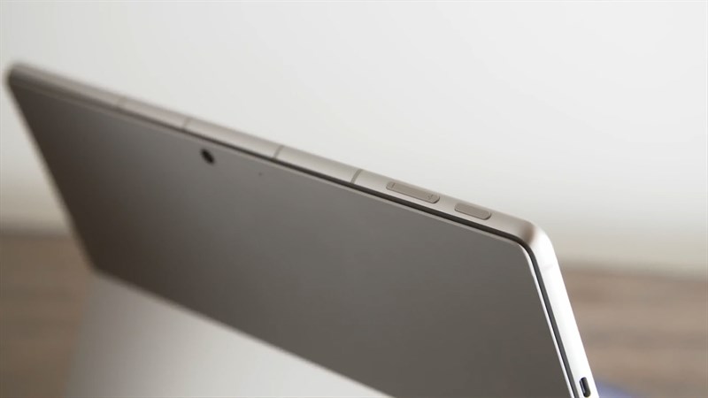 Cạnh trên của Surface Pro 9 5G là các rãnh ăng-ten 5G cùng nút nguồn, nút tăng/giảm âm lượng Cạnh trên của Surface Pro 9 5G là các rãnh ăng-ten 5G cùng nút nguồn, nút tăng/giảm âm lượng