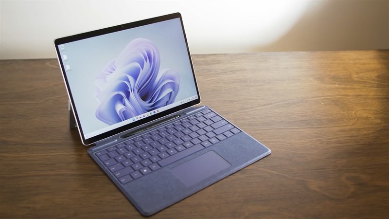 Surface Pro 9 5G tuy vẫn chưa thực sự hoàn chỉnh nhưng vẫn là một mẫu laptop ARM đáng để cân nhắc Surface Pro 9 5G tuy vẫn chưa thực sự hoàn chỉnh nhưng vẫn là một mẫu laptop ARM đáng để cân nhắc