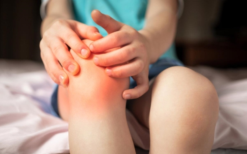 Trẻ bị đau nhức chân về đêm hoặc vào buổi chiều liên quan đến đau tăng trưởng