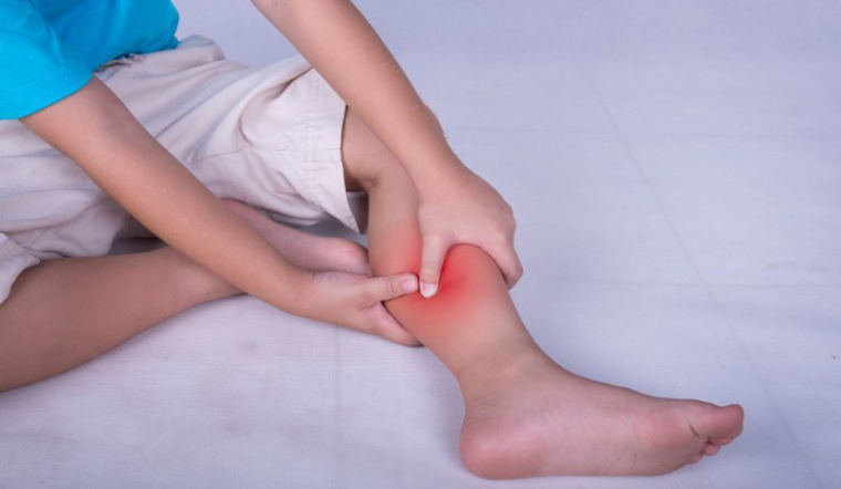 Ba mẹ cần biết gì về cơn đau chân do tăng trưởng của con?