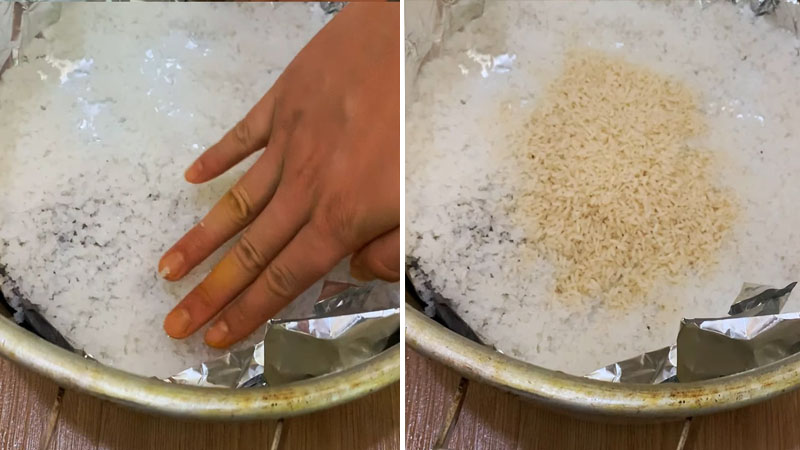 Rải gạo và muối lên đáy nồi