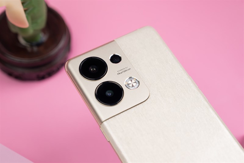 Trên tay OPPO Reno9 Pro+