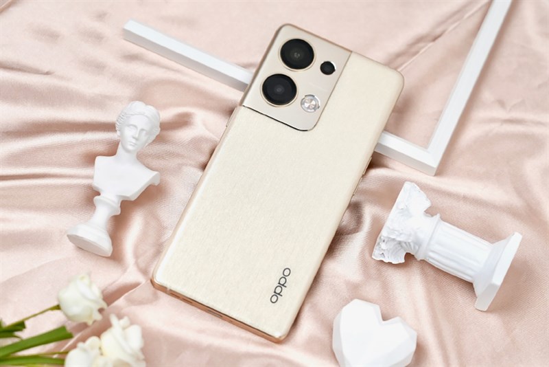 Trên tay OPPO Reno9 Pro+