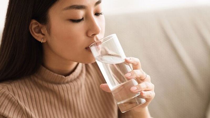 Uống nhiều nước vừa giúp giảm mỡ vùng bụng, vừa thanh lọc cơ thể[