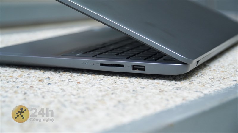 Cạnh phải của Lenovo Ideapad 3 15IAU7. Cạnh phải của Lenovo Ideapad 3 15IAU7.