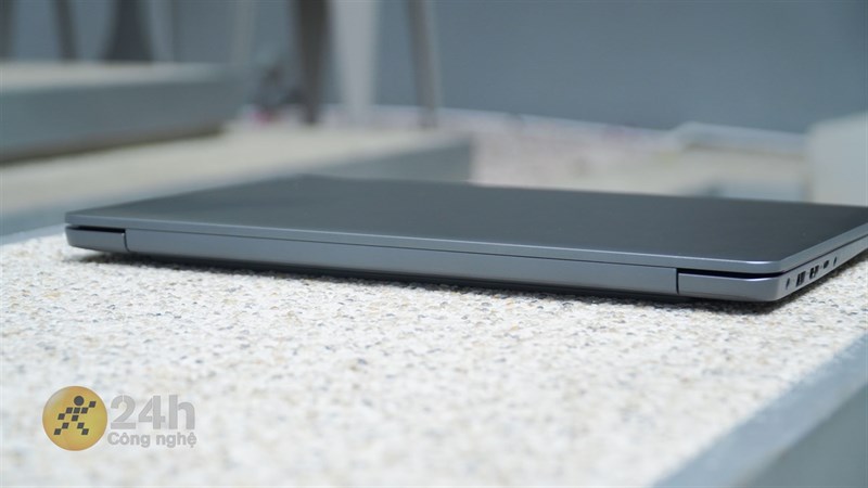 Dù được hoàn thiện từ nhựa nhưng nhìn chung thì chất lượng hoàn thiện của Lenovo Ideapad 3 15IAU7 ở mức khá tốt. Dù được hoàn thiện từ nhựa nhưng nhìn chung thì chất lượng hoàn thiện của Lenovo Ideapad 3 15IAU7 ở mức khá tốt.