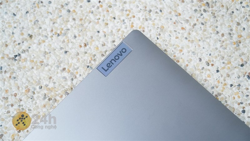 Mặt trước của Lenovo Ideapad 3 15IAU7 khá đơn giản khi chỉ có logo Lenovo được đặt ở vị trí quen thuộc. Mặt trước của Lenovo Ideapad 3 15IAU7 khá đơn giản khi chỉ có logo Lenovo được đặt ở vị trí quen thuộc.