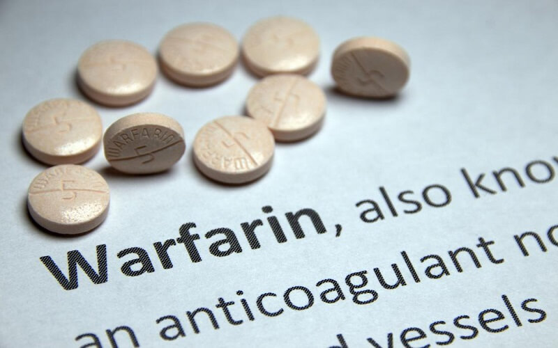 Những người đang dùng warfarin không ăn tiết lợn