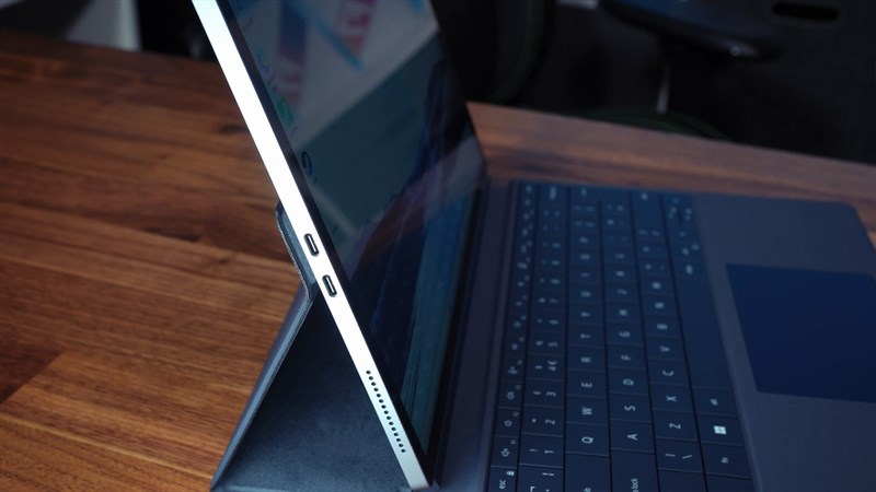Dell XPS 13 2-in1 2022 is equipped with two USB Type-C ports on the left side Dell XPS 13 2-in1 2022 is equipped with two USB Type-C ports on the left side