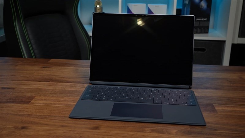The front of the Dell XPS 13 2-in-1 2022 is protected with solid Gorilla Glass Victus The front of the Dell XPS 13 2-in-1 2022 is protected with solid Gorilla Glass Victus