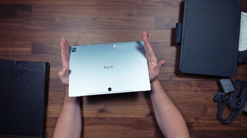 The back of the Dell XPS 13 2-in-1 2022 is simple but no less outstanding The back of the Dell XPS 13 2-in-1 2022 is simple but no less outstanding