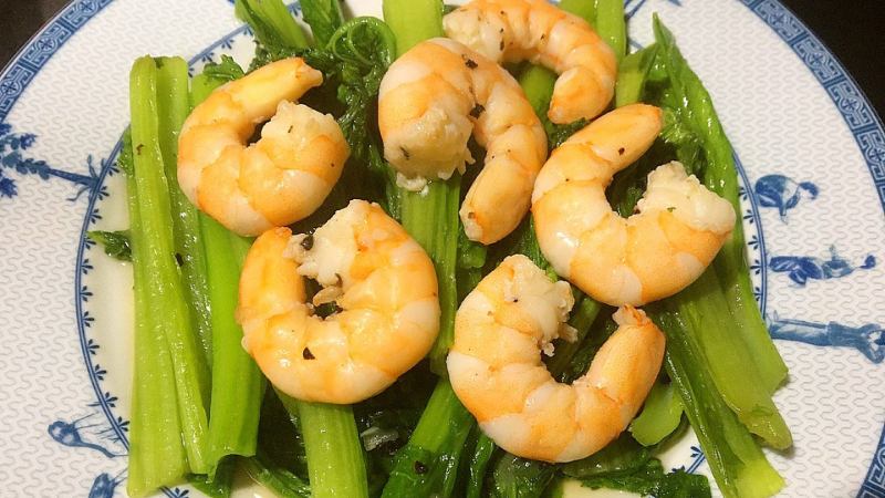 Share how to make sautéed green cabbage with shrimp, both delicious and cool