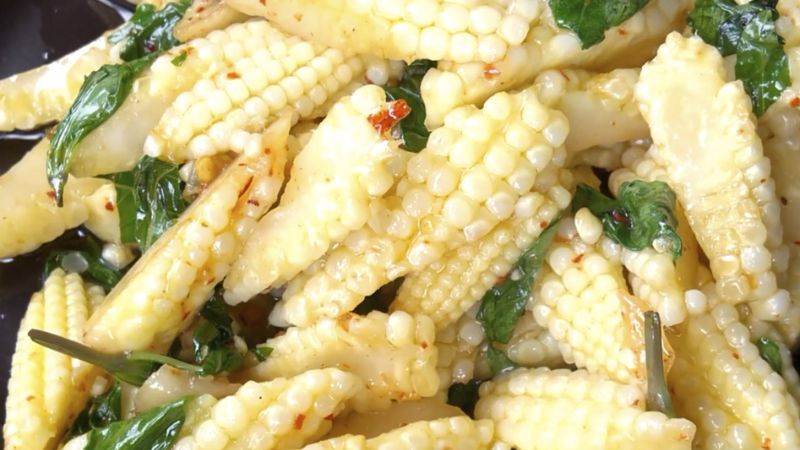 Share how to make delicious and attractive vegetarian fried baby corn with garlic