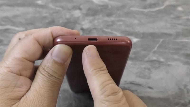 Cạnh dưới của Galaxy A23 5G.
