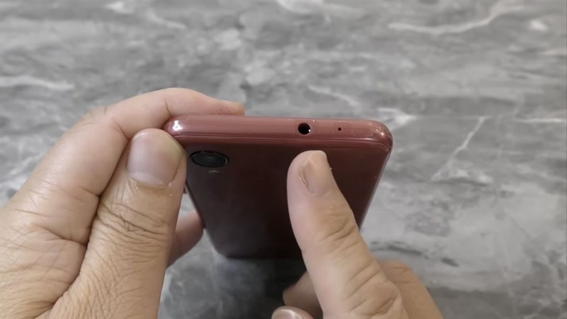 Cạnh trên của Galaxy A23 5G.