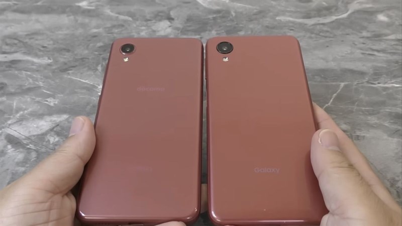 Mặt lưng của Galaxy A23 5G (phải) có thiết kế khá tương đồng với Galaxy A22 bản nhà mạng Docomo (trái).