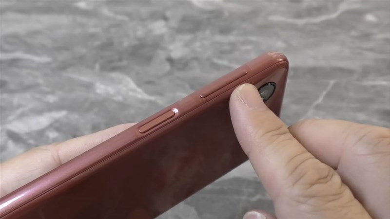 Cạnh phải của Galaxy A23 5G.