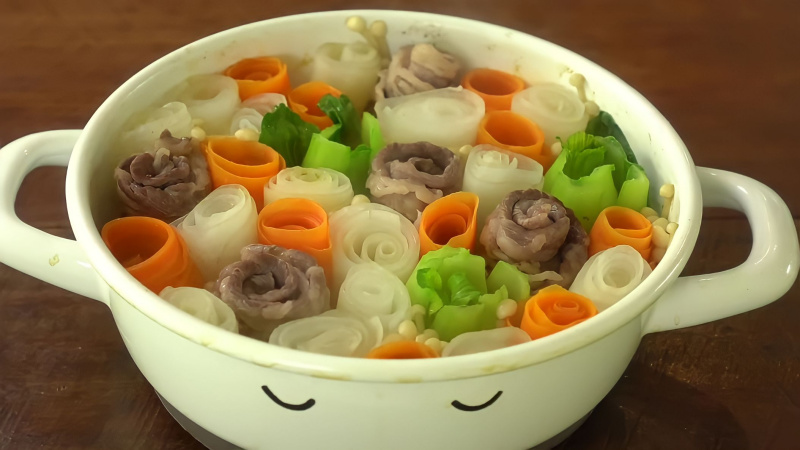 How to make beef and vegetable hotpot with beautiful flowers, treat the whole family at the weekend