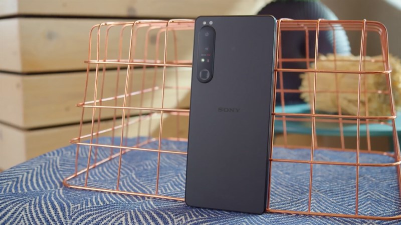 Mình mong cụm camera của Xperia 1 VI sẽ được thiết kế mới, đồng thời khung viền và mặt lưng sẽ thêm bền chắc