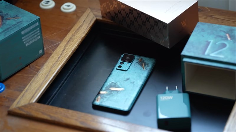 Trên tay Xiaomi 12T Pro Daniel Arsham Trên tay Xiaomi 12T Pro Daniel Arsham