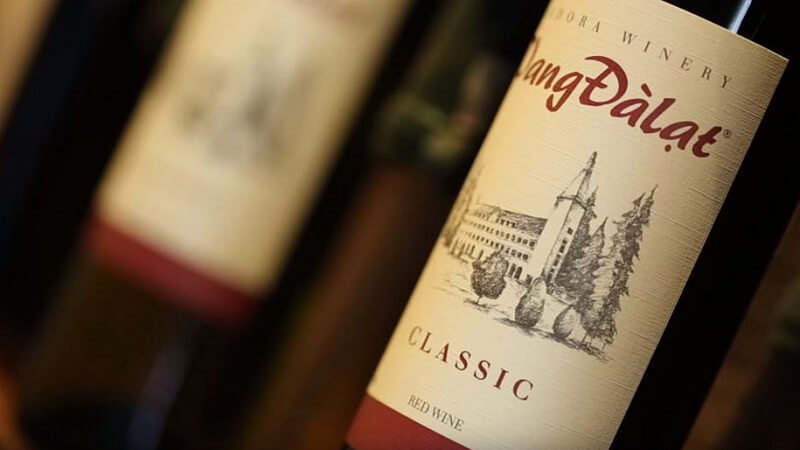 Rượu Vang Đà Lạt Classic đỏ gây nổi bật với màu đỏ ruby quyến rũ