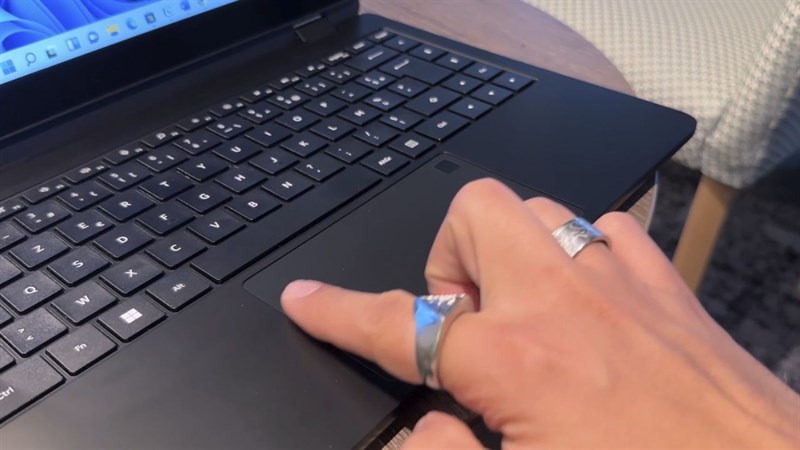 Nokia PureBook Fold vẫn được đi kèm một bàn rê có kích thước rất lớn.