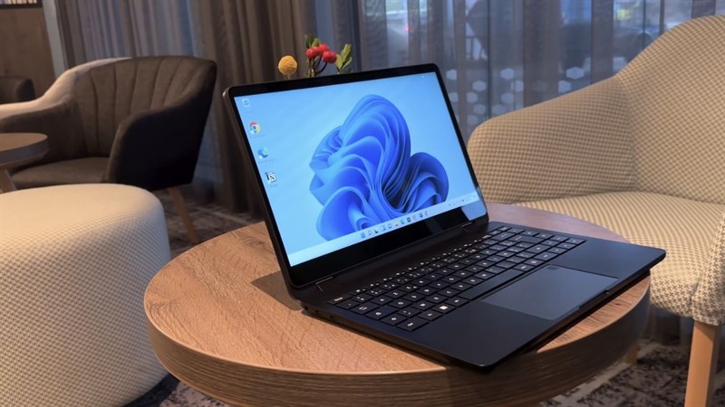 Nokia PureBook Fold có tổng thể khá nhỏ gọn với độ dày 18.6 mm và khối lượng 1.66 kg.