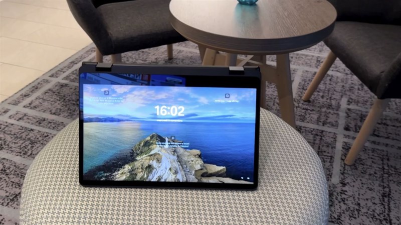 còn hỗ trợ xoay 360 độ và cảm ứng cho phép người dùng có thể sử dụng thiết bị với nhiều tư thế khác nhau, tùy theo nhu cầu rất tiện lợi.