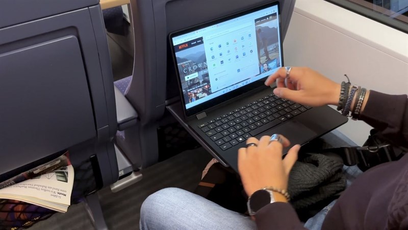 Nokia PureBook Fold được cung cấp sức mạnh từ con chip Intel Pentium Silver N6000.