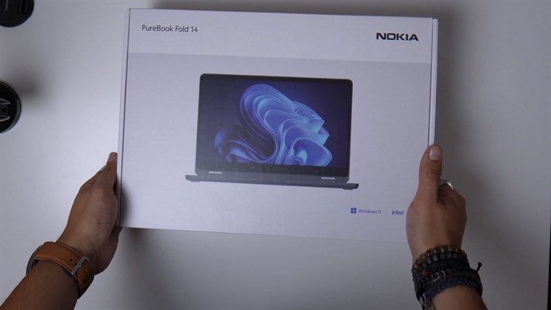 Hộp đựng của Nokia PureBook Fold có thiết kế đơn giản với tone màu trắng chủ đạo và hình sản phẩm được in nổi bật ở vị trí trung tâm.