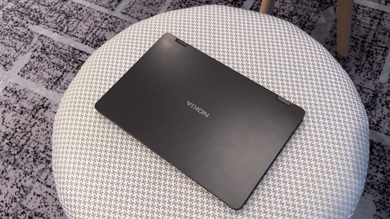 Mặt trước của Nokia PureBook Fold có thiết kế tối giản với cách hoàn thiện nhám.