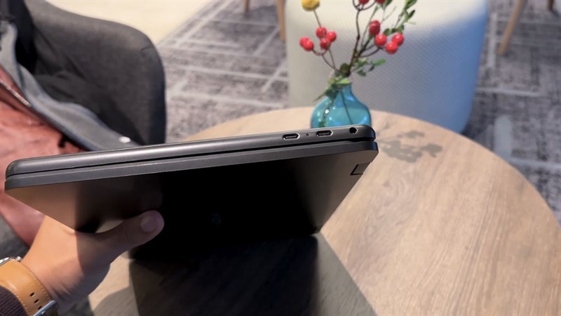 Cạnh trái của Nokia PureBook Fold.