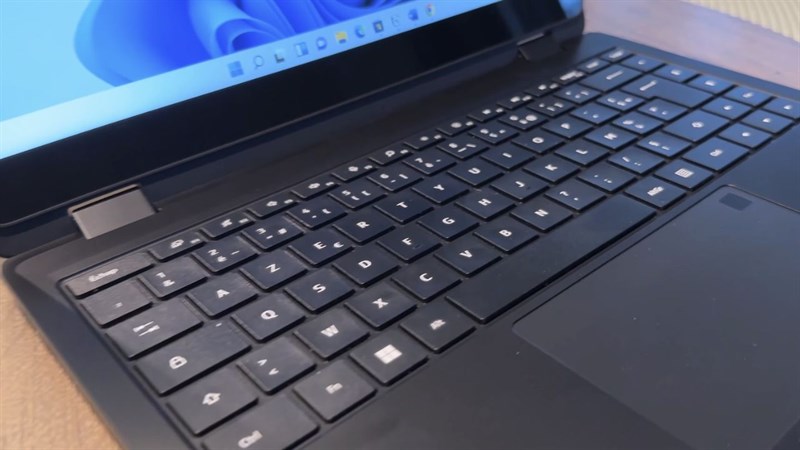 Phần bàn phím của Nokia PureBook Fold có layout khá quen thuộc với các phím có kích thước lớn.