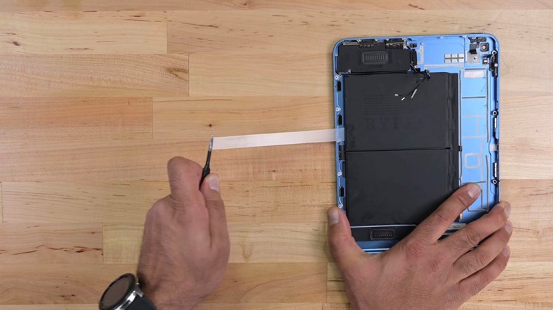 iPad 10 có phần pin được thiết kế giúp dễ dàng sửa chữa cũng như thay thế