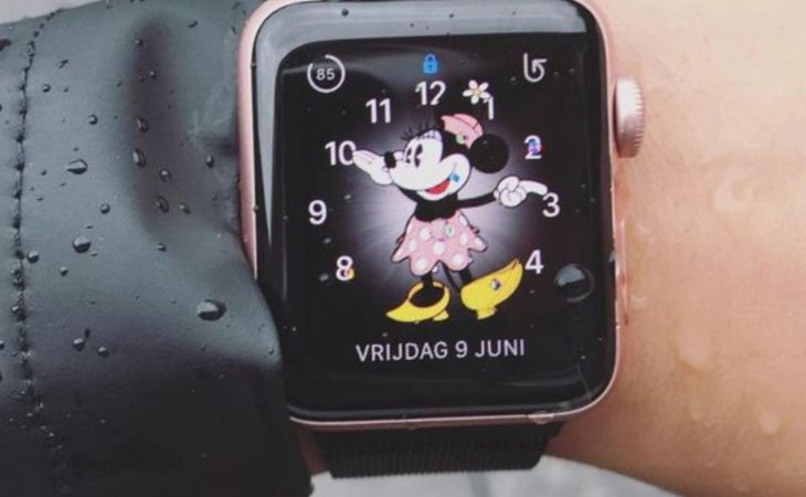 Mặt đồng hồ chuột Mickey & Minnie sử dụng những hoạt hình quen thuộc giúp người dùng gợi nhớ về những ký ức tuổi thơ