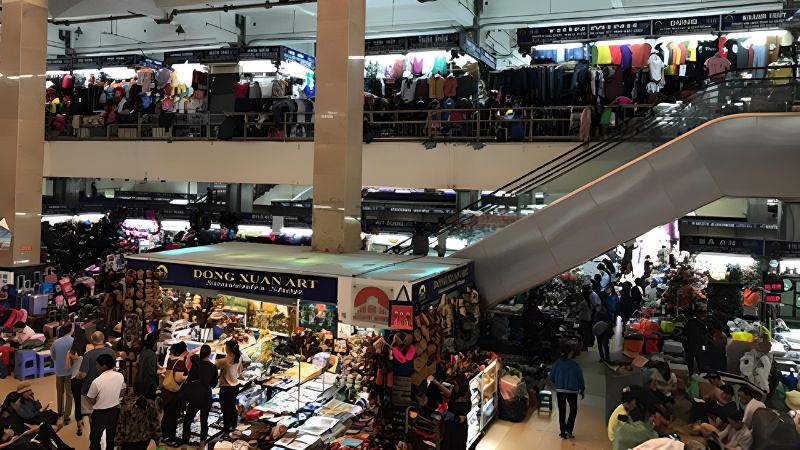 Không gian mua sắm tại chợ Đồng Xuân