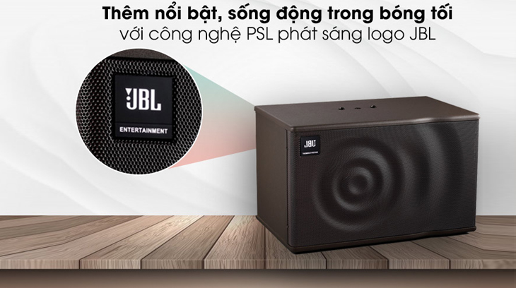 Cặp Loa Karaoke JBL MK 12 có logo JBL phát sáng khi sử dụng trong môi trường ánh sáng yếu