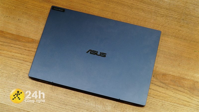  ASUS ExpertBook B5 (B5402CB) nặng 1.25 kg và dày 18 mm, đây là những con số thoải mái cho việc bỏ máy vào balo, túi xách để mang theo bên mình.