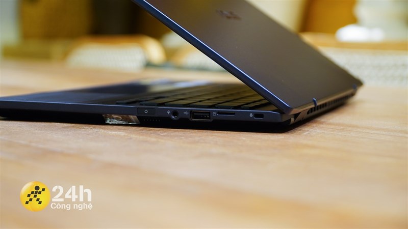 Cạnh phải của ASUS ExpertBook B5 (B5402CB).