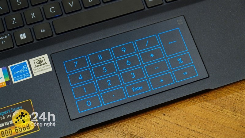 Phần bàn rê của ASUS ExpertBook B5 (B5402CB) có kích thước khá lớn.