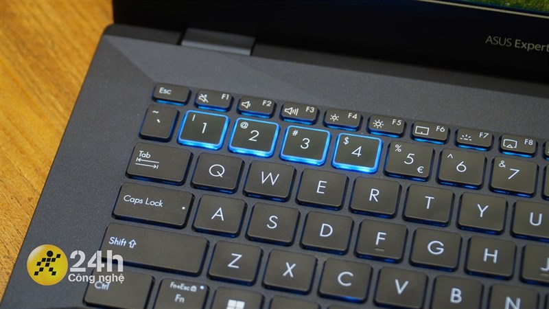 Điểm đặc biệt của hệ thống bàn phím trên ASUS ExpertBook B5 (B5402CB) mà mình muốn đề cập đến đó chính là tính năng ASUS ExpertWidget.