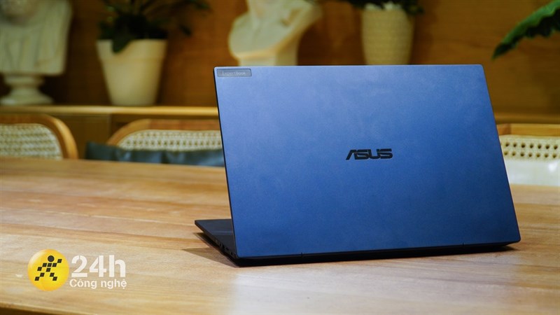 ASUS ExpertBook B5 (B5402CB) có một ngoại hình được mình đánh giá là thanh lịch, sang trọng với chất liệu kim loại và cách hoàn thiện nhám cao cấp.