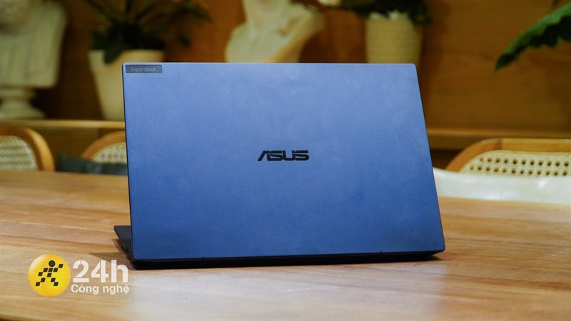 Mặt A của ASUS ExpertBook B5 (B5402CB) được tạo điểm nhấn với logo ASUS ở vị trí trung tâm.