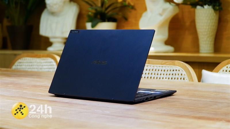 ASUS ExpertBook B5 (B5402CB) có thể trụ được khoảng tối đa 5 tiếng sử dụng liên tục với đa tác vụ.