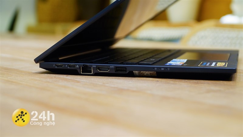 Các cạnh của ASUS ExpertBook B5 (B5402CB) được thiết kế vuông vức và riêng phần mặt lưng sẽ được vát chéo về phía khung viền.