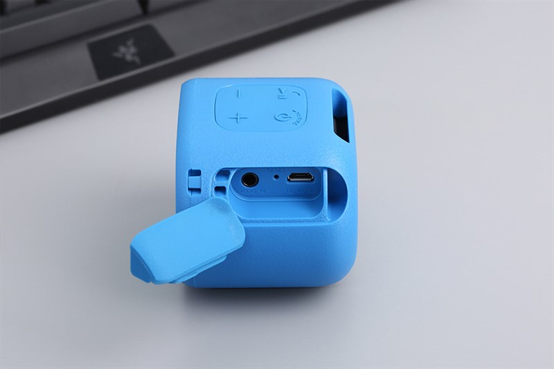 Chỉ với một lần sạc, bạn đã có thể sử dụng chiếc loa nhỏ gọn này suốt 6 tiếng đồng hồ.