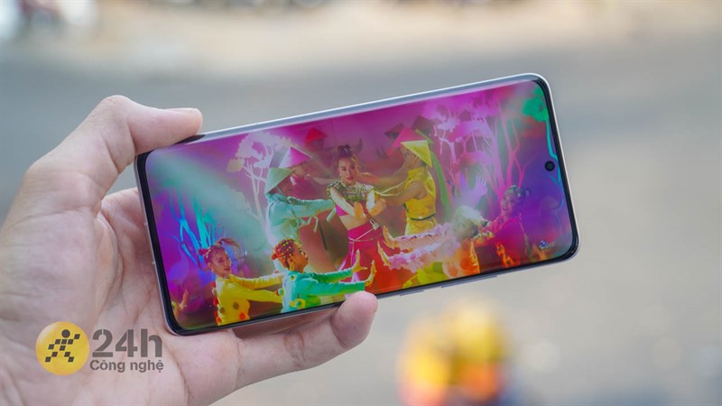 Xiaomi 14s được trang bị màn hình AMOLED kích thước 6.7 inch, độ phân giải 1.080 x 2.400 pixels cùng tần số quét 144 Hz.