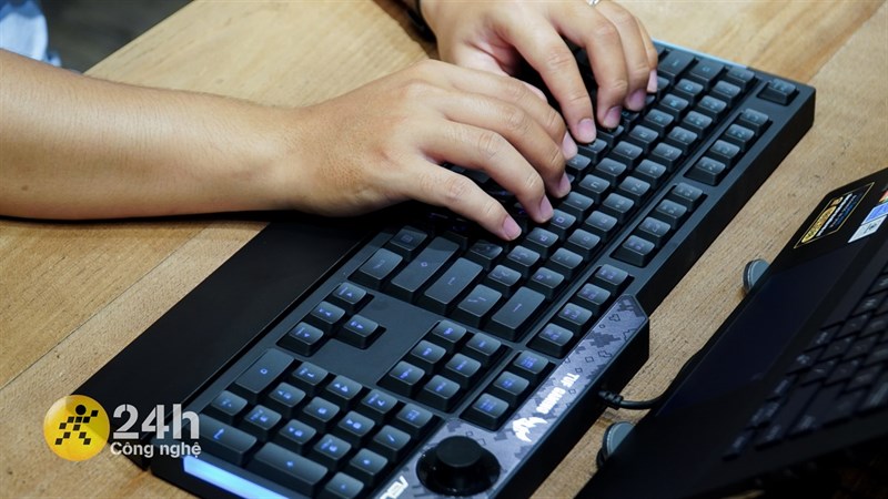 ASUS TUF Gaming K1 có phần đệm kê cổ tay tiện dụng có thể tháo rời để mang lại sự thoải mái dài lâu.