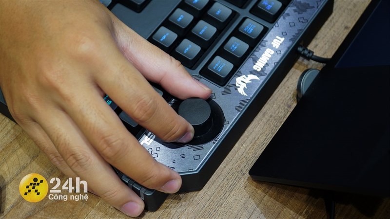 ASUS TUF Gaming K1 còn được trang bị núm âm lượng chuyên dụng giúp điều chỉnh âm thanh nhanh chóng và dễ dàng.